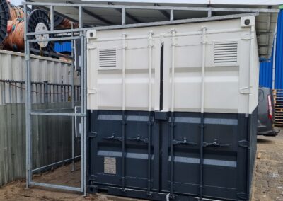 Accu containers – stalen frame en dak platen